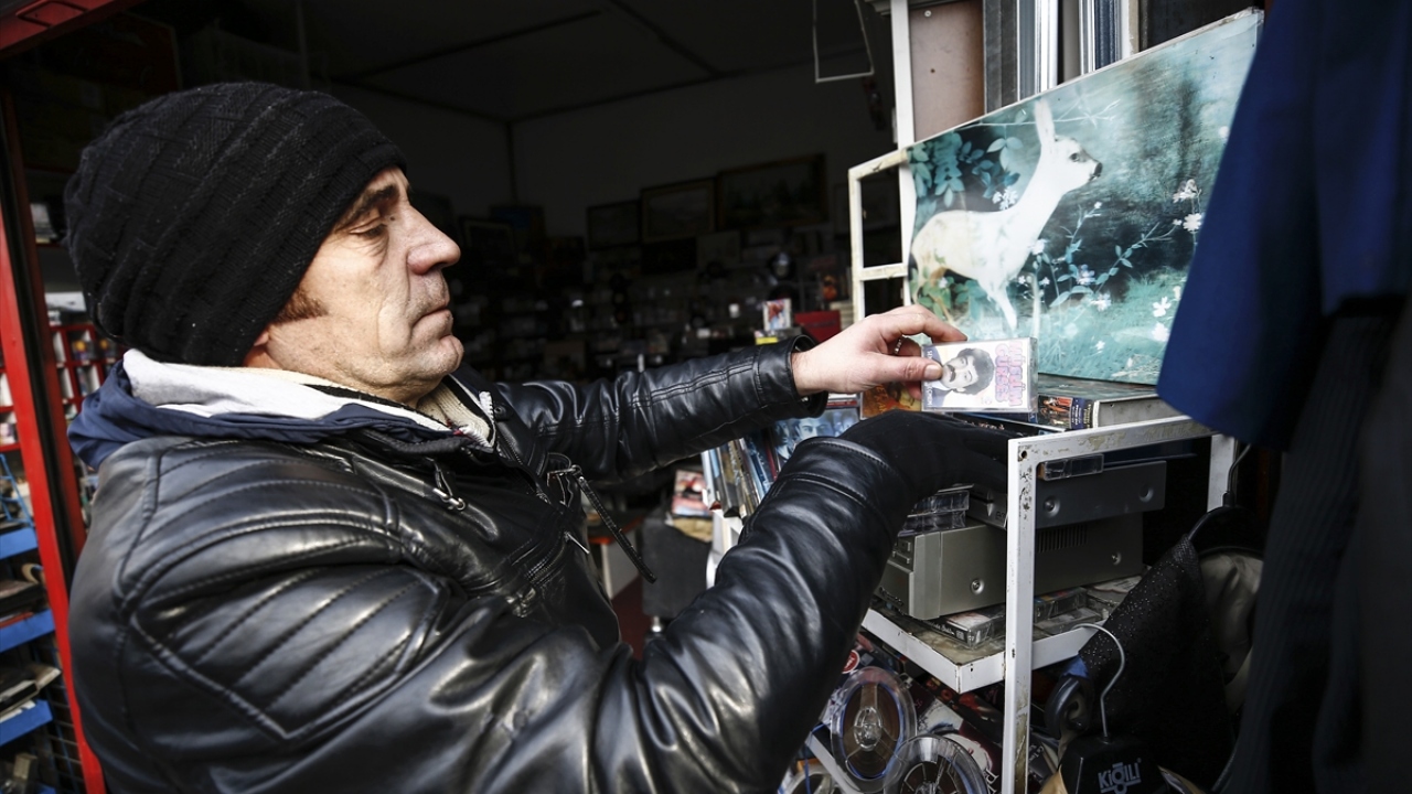 Kasetlerle duygusal bir bağ oluşturan Koçoğlu, dükkanındaki 150 bini aşkın kasetle işini kültür hizmeti olarak görüyor.