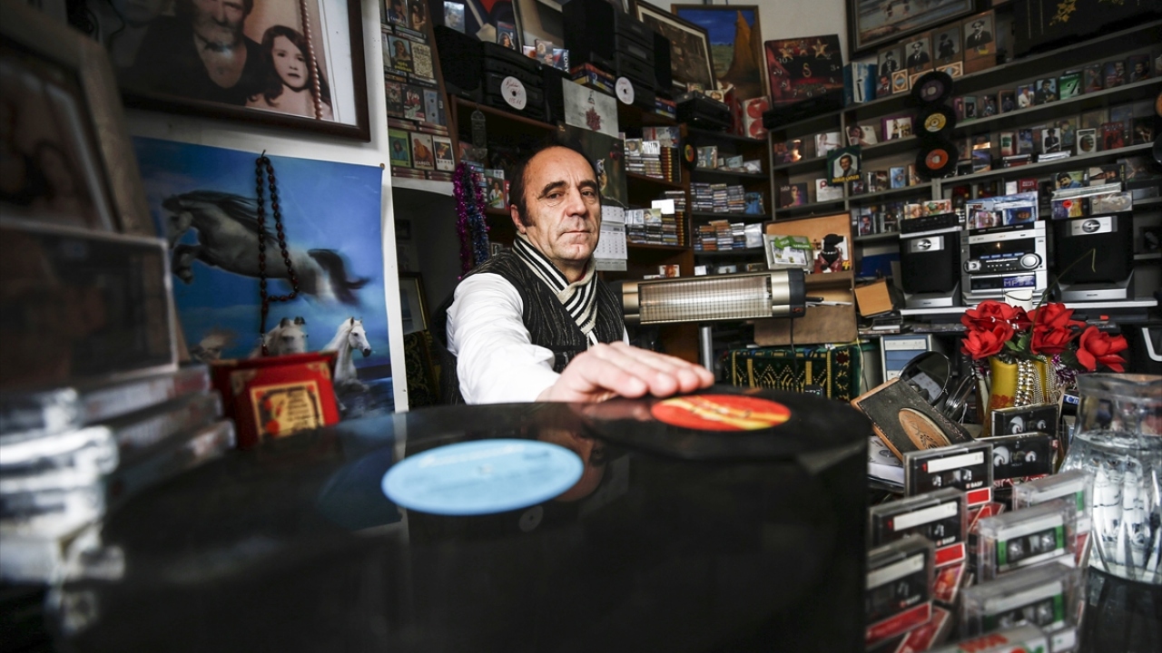 Türkiye`nin farklı illerinden 25 yıllık müdavimleri bulunan ve neredeyse her müzik türününden kaset serisini biriktiren Koçoğlu, müzikseverlerden yoğun ilgi görüyor.