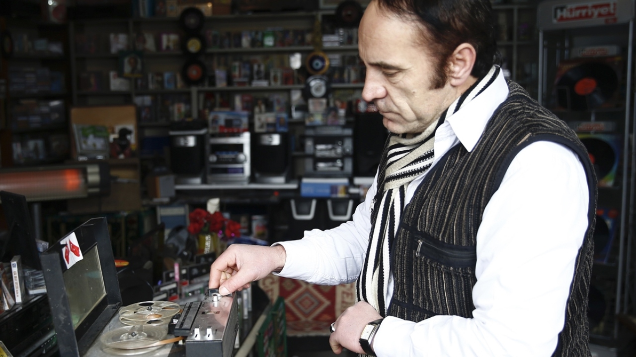 Bu işe başlamadan önce kendisine, `Sen kaseti ne yapacaksın? Kaset öldü, gitti` diyenler olduğunu aktaran Koçoğlu,  kasetin ölmeyeceğine inandığını ve bu inancını da ispat ettiğini belirtti.