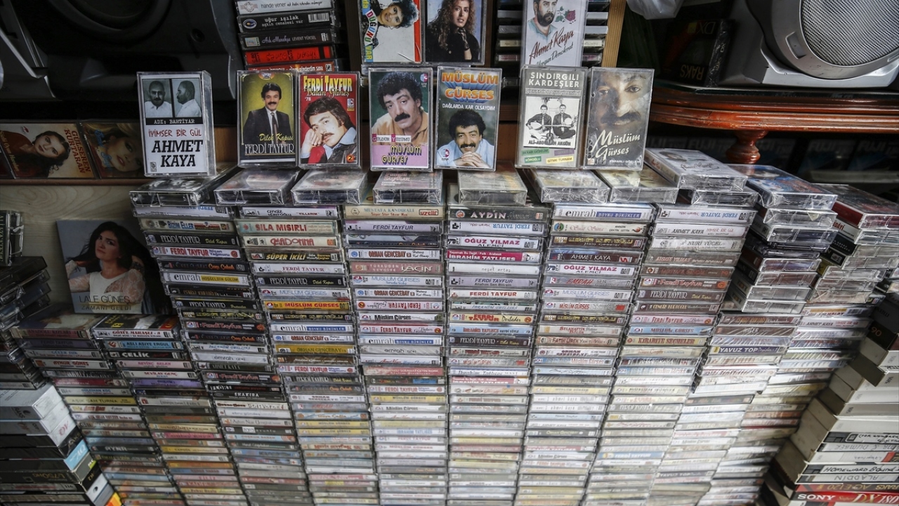 Kasetlerin türünden ve sayısından çok içeriğine önem veren Koçoğlu, yaptığı açıklamada, 90`lı yıllarda seyyar satıcılıkla başladığı işini şimdiki dükkanında hala sürdürdüğünü anlattı. 