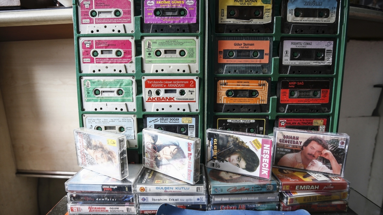 "Bütün insanlara hitap eden koleksiyon var. Onun için zaten ayakta kalabiliyoruz." diyen Koçoğlu, müzik çalan her şeyle uğraştığını söyledi.