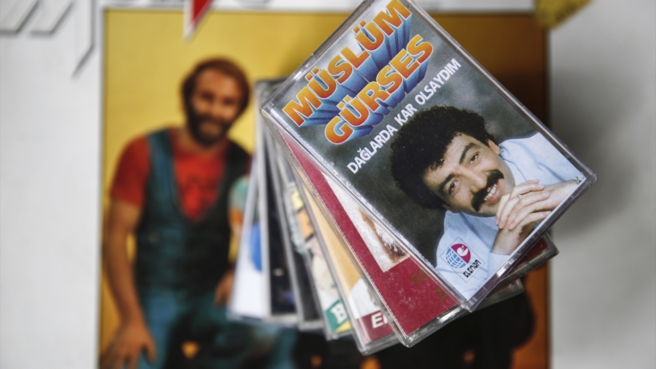 Geçmişte Ulus`taki kasetçilere gittiğini, oralarda Zeki Müren, Ajda Pekkan, İbrahim Tatlıses, Müzeyyen Senar gibi sanatçıları beğeniyle dinlediğini anlatan Koçoğlu, şunları kaydetti: