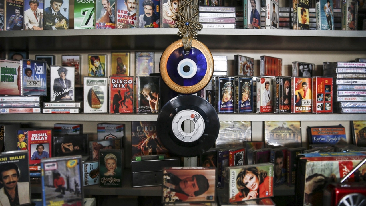 15 yıldır aradığı kaseti bulan müşterisi dükkanında bayıldı