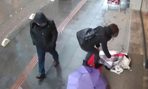 Şalıyla sokak köpeğinin üzerini örttü