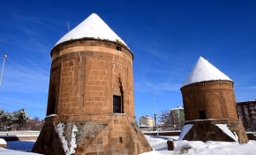 Tarihi ilçe Ahlat kar yağışıyla güzel bir görünüme kavuştu