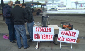 Ankara'da her gün onlarca kişiye sıcak çorba dağıtıyorlar