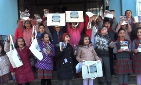 Minik öğrenciler sokak sokak gezerek bez torba dağıttı