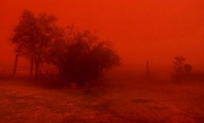 Avustralya'da kum fırtınası gökyüzünü kırmızıya çevirdi