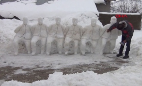 Adıyamanlı heykeltıraş kardan folklor ekibi yaptı