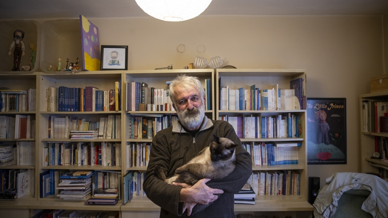 Koleksiyonunda, kitabın 310 dil ve lehçesinden yaklaşık bin 700 baskısının olduğunu belirten Sobacı, Türkiye`de ise kitabın ilk kez 1953`te basıldığını hatırlattı.