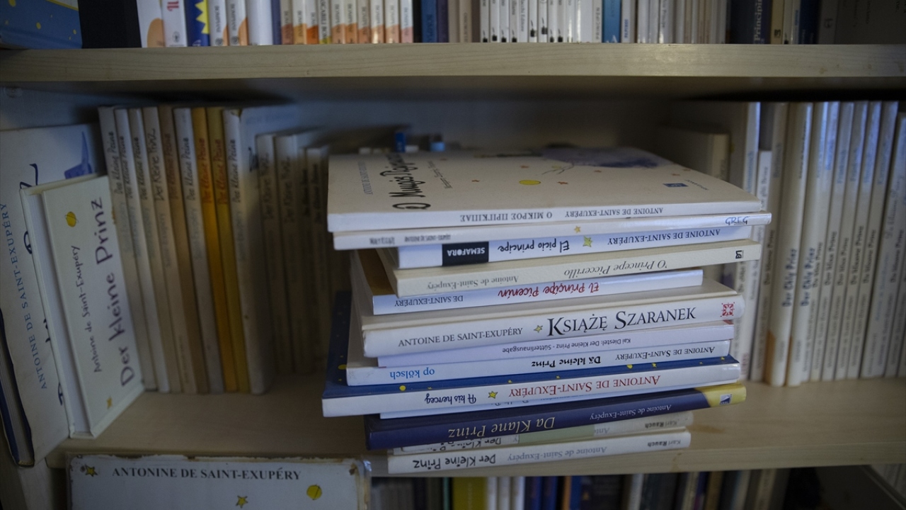 "Bu kitabı diğerlerinden ayıran kapağındaki Küçük Prens`in siyah derili renkte olması."