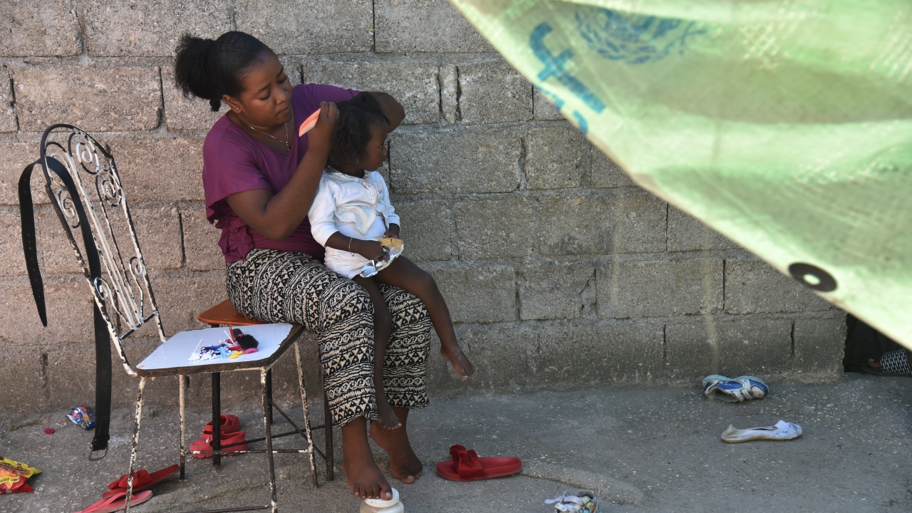 Eşitsizlikten endişe duyan ekonomist Kesner Pharel, “Birçok ebeveyn, çocukları için eğitim almakta zorlanıyor. Çünkü masaya yiyecek koymak ve çocuklarını okula göndermek arasında seçim yapmak zorunda” diyor.