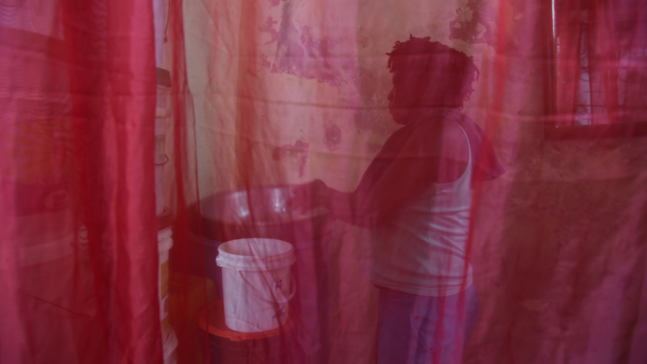 Haiti`ni Fort-National bölgesinde, küçük çimentodan evler, muşambadan üretilen derme çatma sığınaklar ve çöp dolu şeritler bulunuyor.