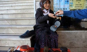 "Sabite Nine" ayakkabı boyacılığı yaparak geçimini sağlıyor