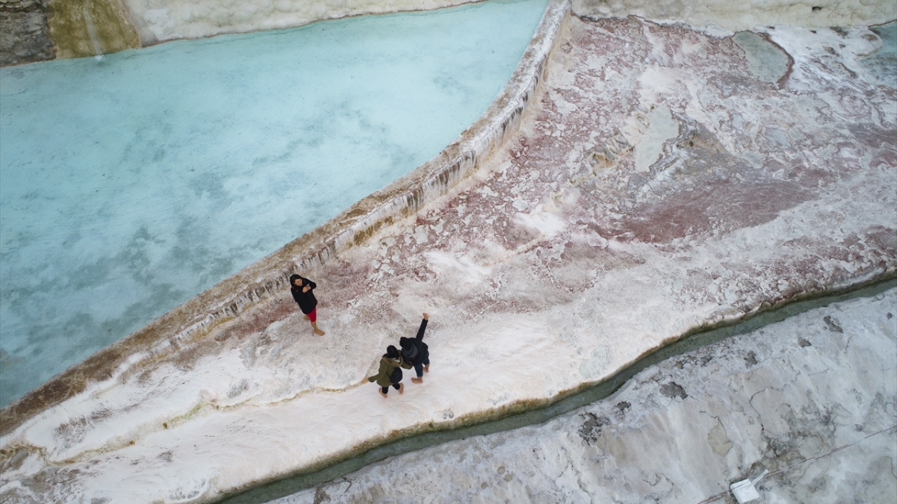 UNESCO Dünya Mirası Listesi`nde yer alan "beyaz cennet" Pamukkale de ziyaretçilerin vazgeçemediği turistik mekanların başında geliyor.