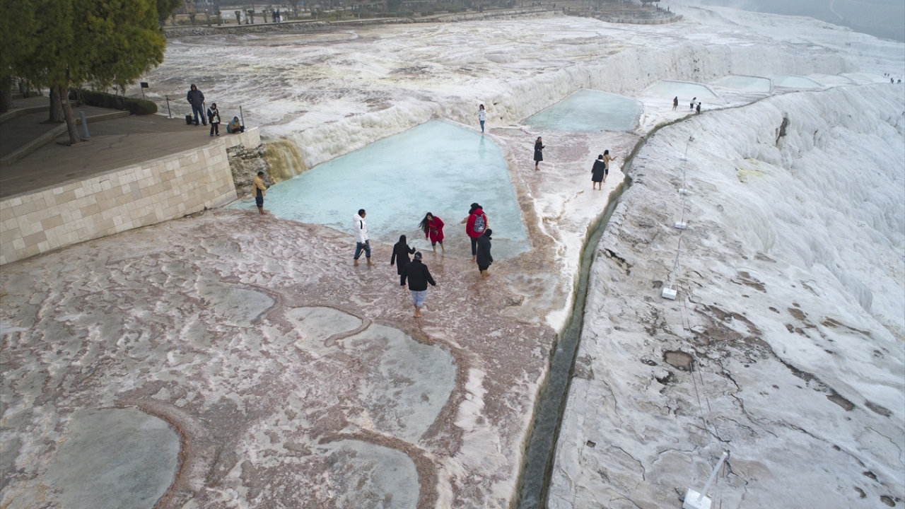 Kayak, yamaç paraşütü, balon gibi tatillerinde sıra dışı programlara katılmak isteyenler de Denizli`de aradığı heyecanı bulabiliyor.