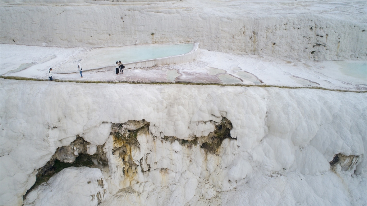 Yer altından çıkan sudaki kalsiyum karbonatın yıllar içinde birikmesiyle oluşan travertenlerin üzerinde çıplak ayakla yürüyenler, soğuk havaya rağmen suyun sıcaklığı sayesinde üşümüyor.