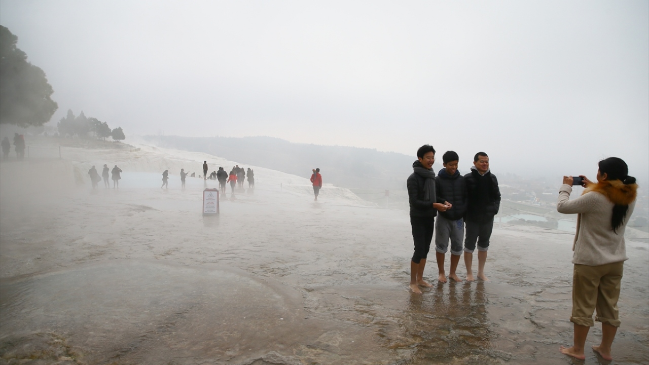 Pamukkale`nin doğal güzelliğinin yanı başında geçmişi 2 bin 800 yıl öncesine dayanan antik kent de gezilebilir.