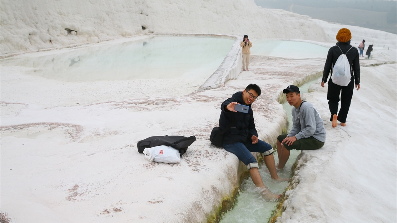 Eşi ve 4 yaşındaki ikizleriyle Denizli`yi gezen Veysel Taşkın ise çocuklarının kenti çok beğendiğini, tarihi zenginliğin kendilerini etkilediğini, sıcak suların insanların içini ısıttığını kaydetti.