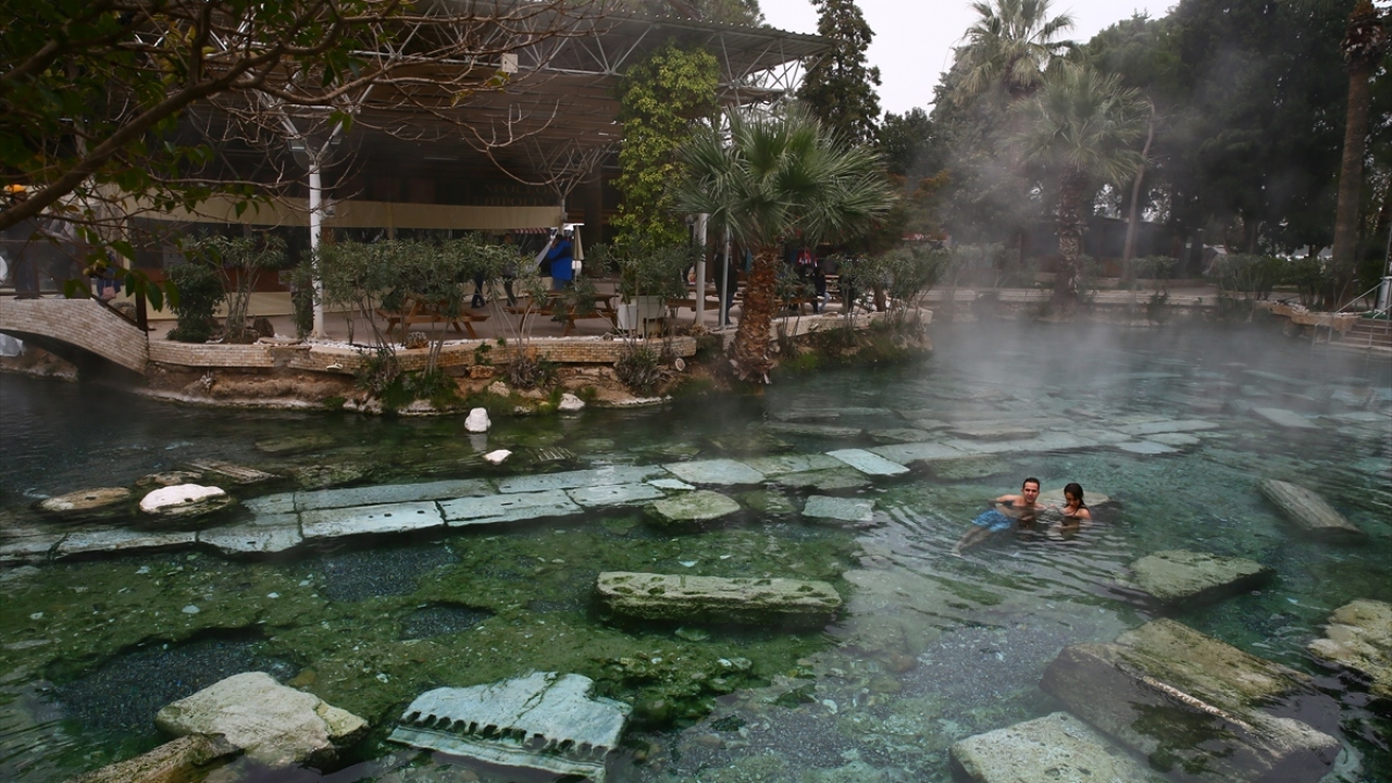 Milattan sonra 692`de meydana gelen depremde sütunların yıkılması ve termal suyun birikmesiyle doğal yollarla oluşan havuzdaki su, o yıllardan bu yana 36 derecelik sıcaklığını hiç yitirmedi.