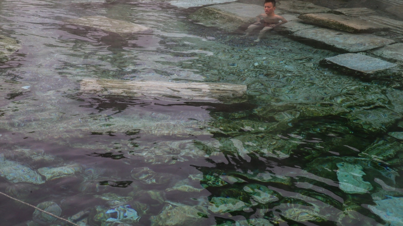 Mısır Kraliçesi Kleopatra`nın yıkandığı rivayet edilen havuza girenler, 2 bin yıllık sütun ve mermer kalıntıları arasında binlerce yıl öncesine kulaç atma heyecanı yaşıyor.