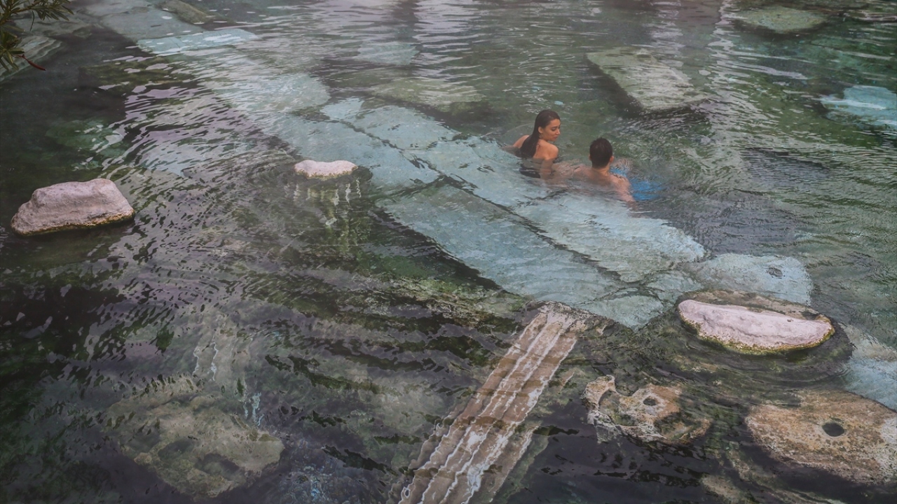 Roma döneminde kaplıcaları ile önemli bir tıbbi merkez haline gelen kent, kalsiyumca zengin, demir yoğunluğu fazla, farklı mineralleri barındıran kırmızı su kaynaklarıyla sağlık turizminde önemli bir yere sahip.