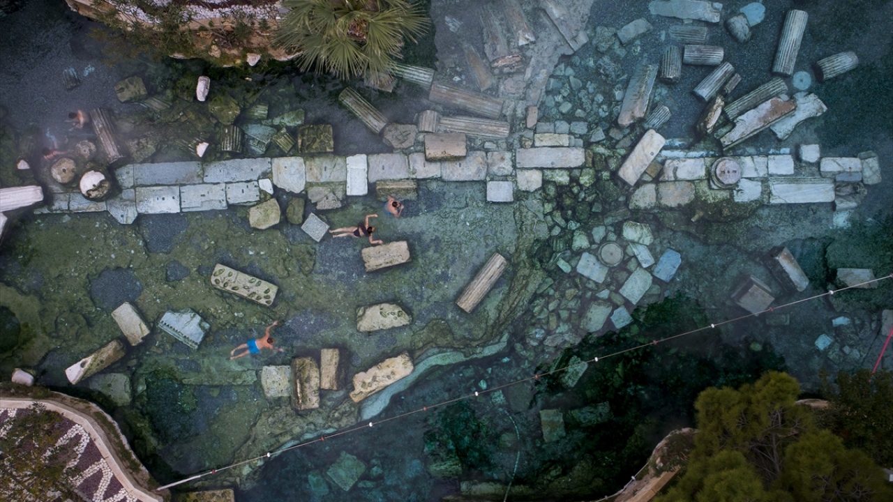 Termal kaynakların yoğun olduğu Karahayıt`taki oteller kış aylarında sağlık turizmi yoğunluğu yaşıyor.