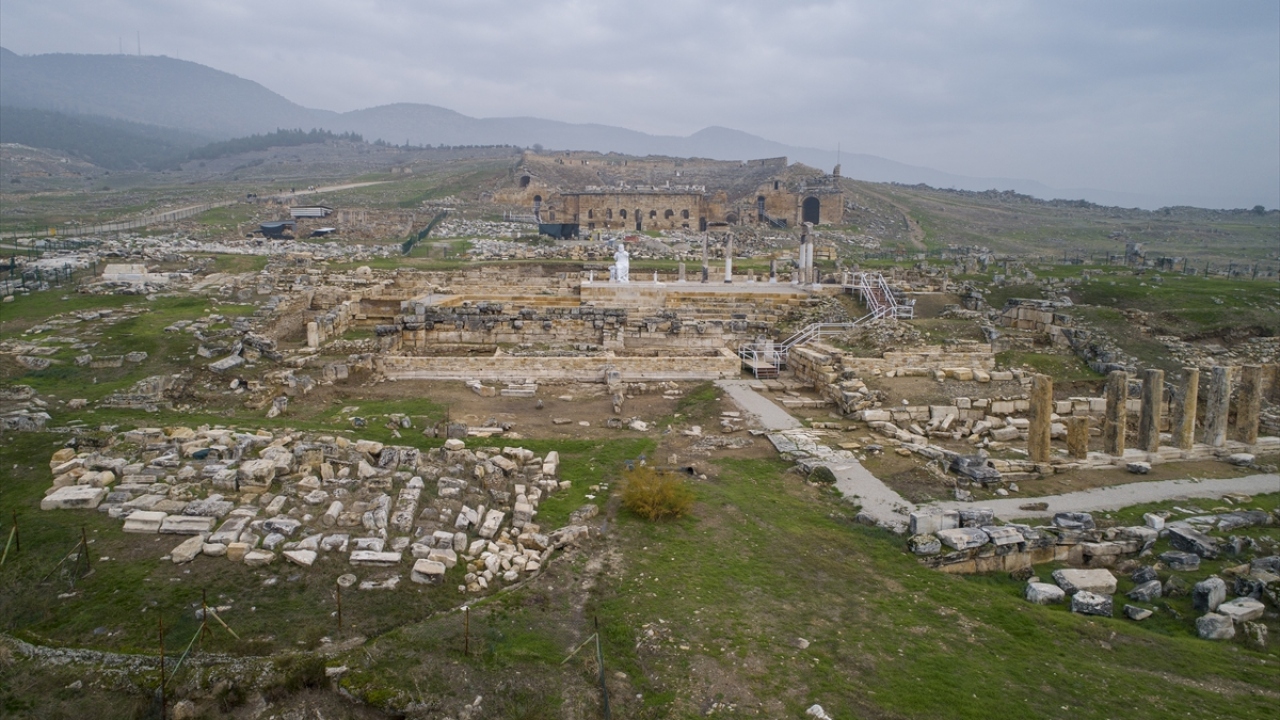 Sahip olduğu birçok tapınak ve diğer dinsel yapının varlığı dolayısıyla arkeoloji literatüründe "Holy City" yani "kutsal kent" olarak tanınan Hierapolis Antik Kenti`nin anıtsal tiyatrosu travertenlerden sonraki ziyaret noktası konumunda.
