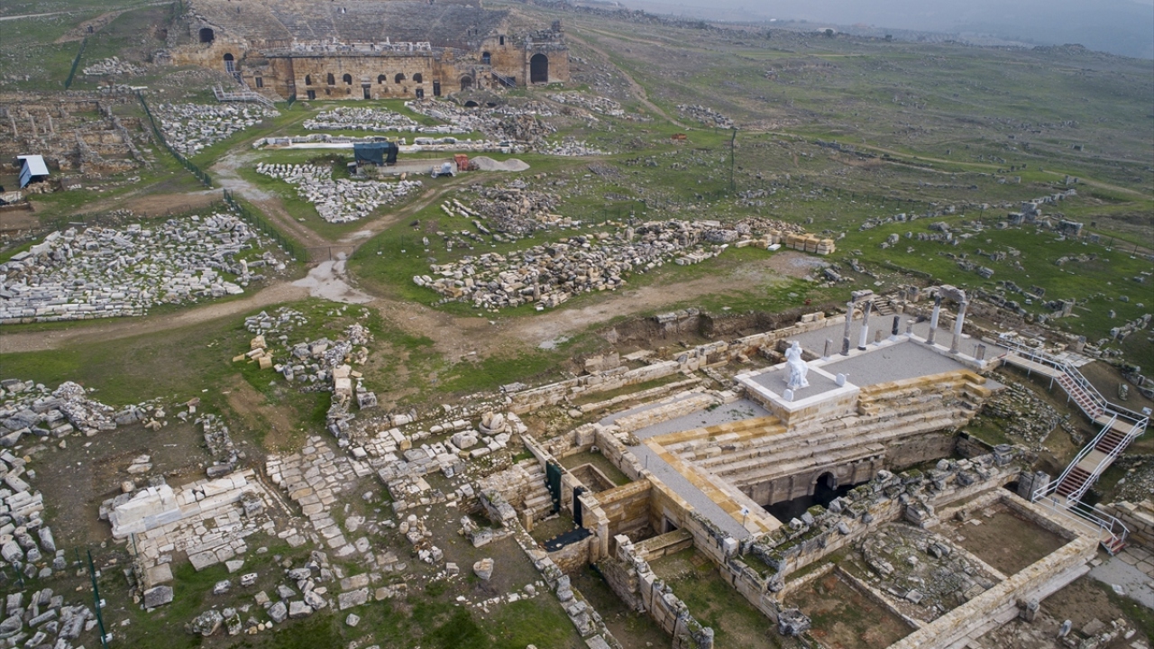 Antik tiyatronun önünde ziyaretçileri "Cehennem kapısı" karşılıyor. 2013`te gün yüzüne çıkarılan "Cehennem kapısı", antik kaynaklarda "ölüler ülkesine geçiş kapısı" olarak adlandırılıyor.