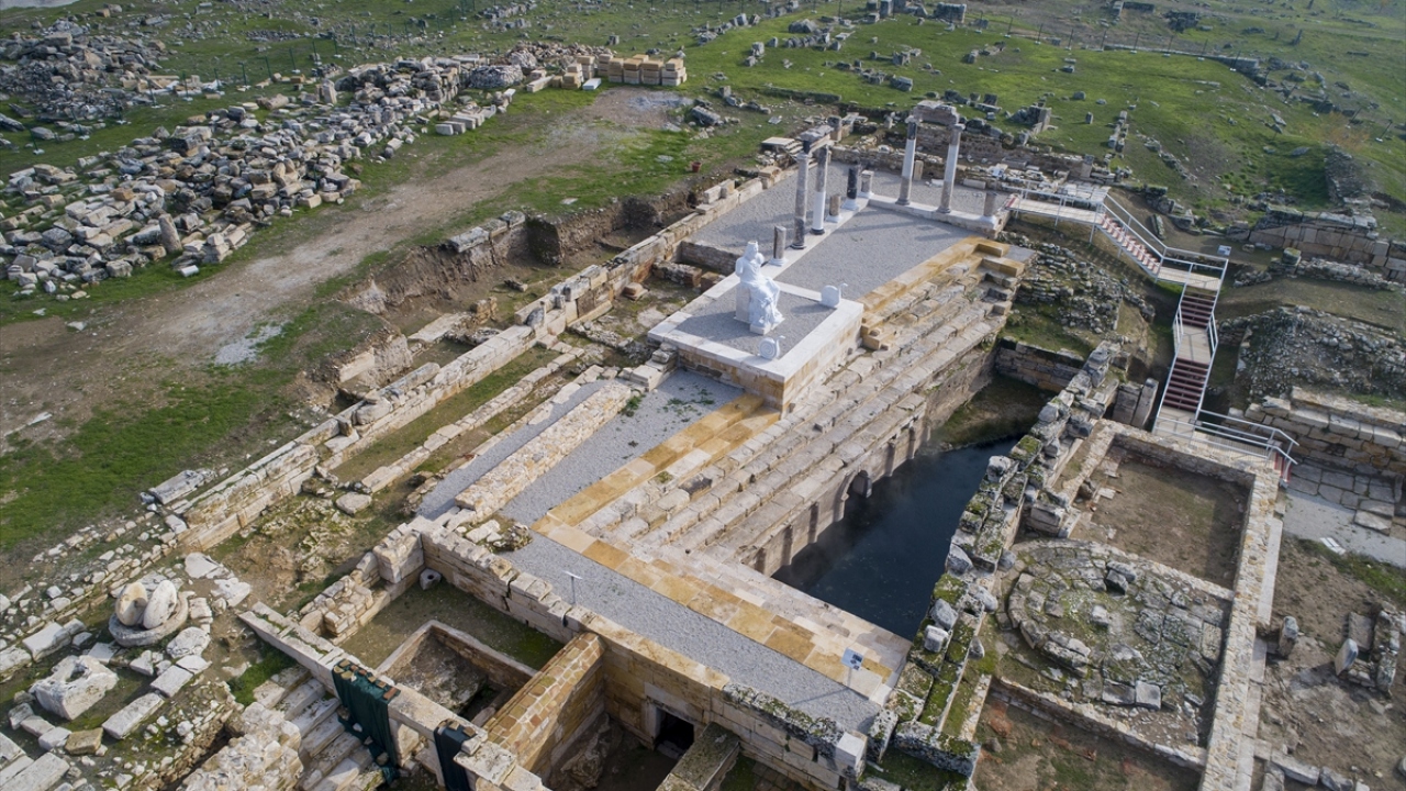 Dünyaca ünlü Pamukkale`yi 11 ayda 2 milyondan fazla turist ziyaret etti.