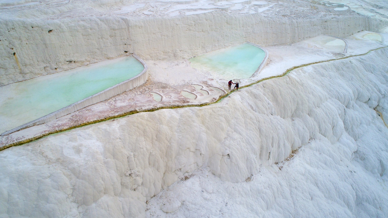 Ege Bölgesi`nin önemli kentlerinden Denizli`de kış turizmi, tarihi zenginliği, doğal güzellikleri ve yamaç paraşütü, kayak, balon gibi heyecan dolu aktivitelerinin yanı sıra şifalı sularıyla bir hayli hareketli geçiyor.