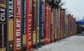 Tunceli'de kitap dekorlu klimalı duraklar kuruldu