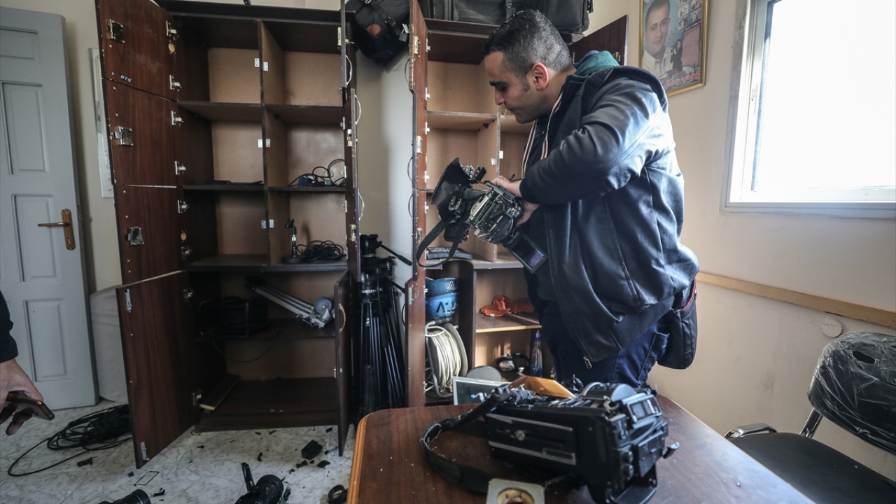 Filistin resmi haber ajansı WAFA`nın haberine göre, Gazze`nin güneyindeki Tel el-Heva bölgesinde bulunan Filistin Radyo ve Televizyon karargahına yüzü maskeli ve silahlı bazı kişiler saldırı düzenledi.