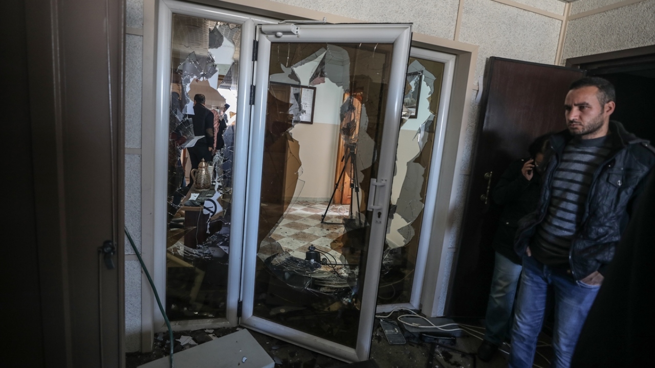 Gazze Hükümet Basın Ofisi Müdürü Selame Maruf olayla ilgili yaptığı yazılı açıklamada, faillerin bulunması için yetkili makamlarla durumu takip ettiklerini belirtti.
