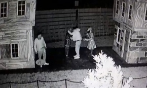 Çocuk parkına girip, heykellerle selamlaştılar