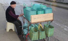 Atık ambalaj şeritlerinden alışveriş çantası yapıyor