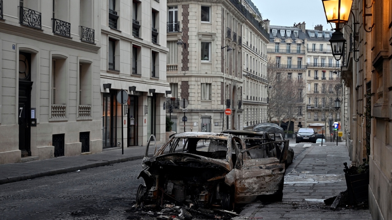 Binlerce eylemci sabah saatlerinde Paris`in sembolleri arasında yer alan Champs-Elysees Caddesi`nde toplandı. "Macron istifa" sloganları atan göstericiler, sokaklarda yürüdü. 
