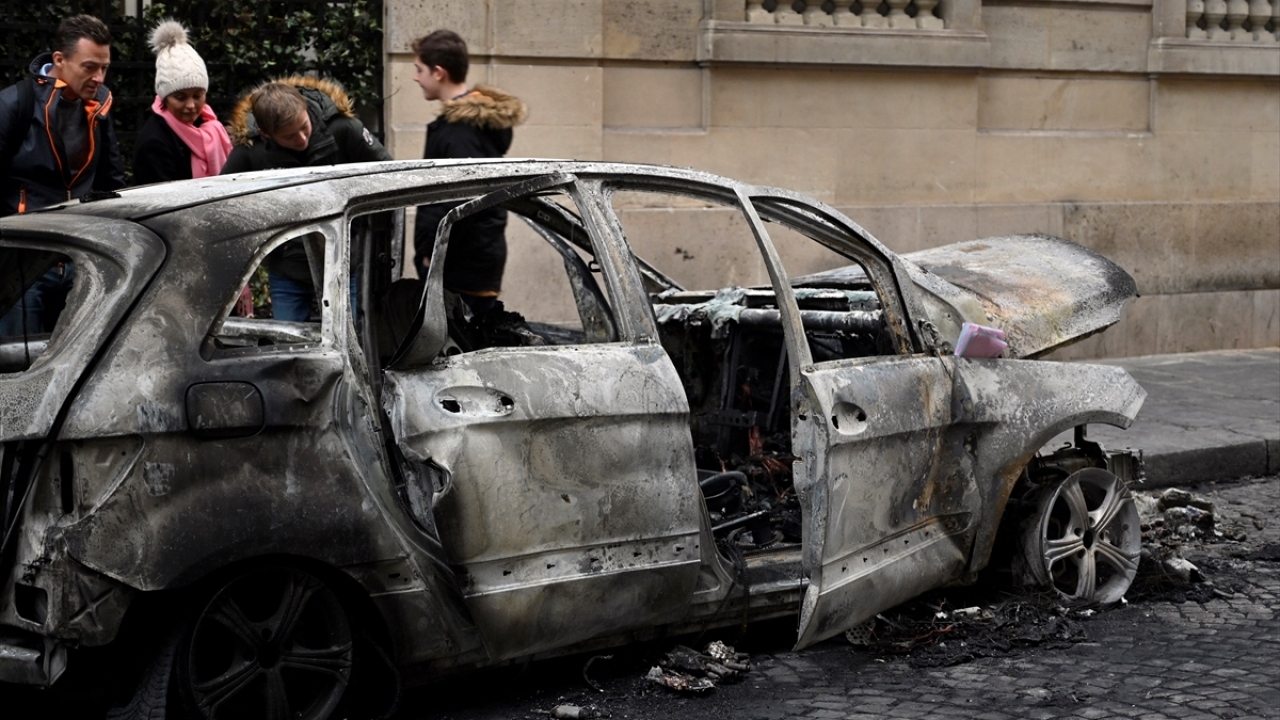 Öğlen saatlerinde Paris Belediyesi çevresinde bir araya gelen protestocular, Cumhurbaşkanı Emmanuel Macron yönetiminin politikalarına tepki gösterdi.