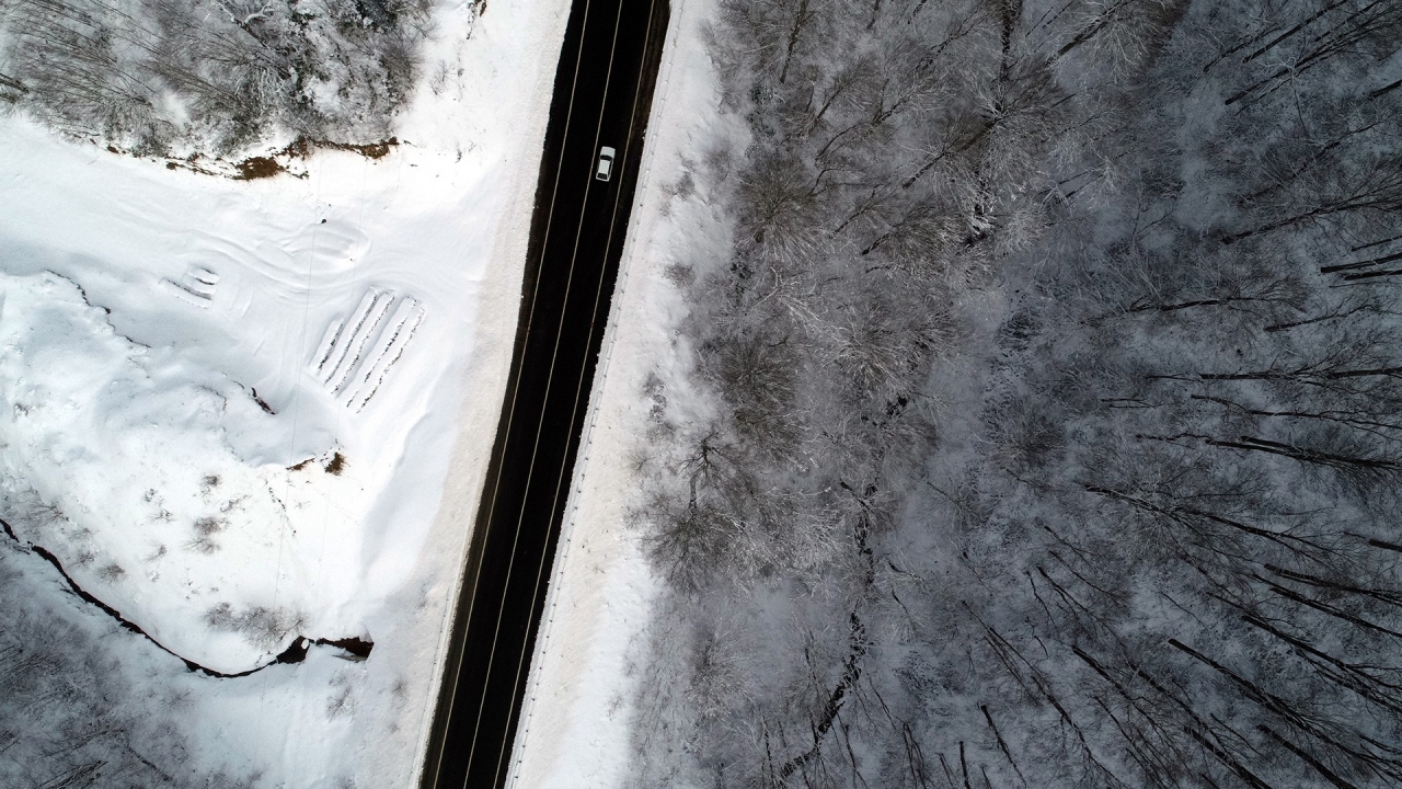 Bölgede 3 gündür etkili olan kar yağışı sonrasında bin 31 metre yüksekliğindeki Yıldız Dağları, eteklerine kadar karla kaplanırken, kartpostallık görüntüler ortaya çıktı.