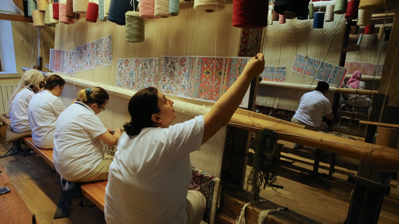Hereke Dokuma Fabrikasının en seçkin ürünleri, Osmanlı sanayisinin vitrini niteliğindeki saray, köşk ve kasırların dekorasyonunda kullanıldığı gibi yabancı hanedan mensuplarına verilen hediyeler yoluyla Avrupa saraylarında da kendilerine yer buldu.