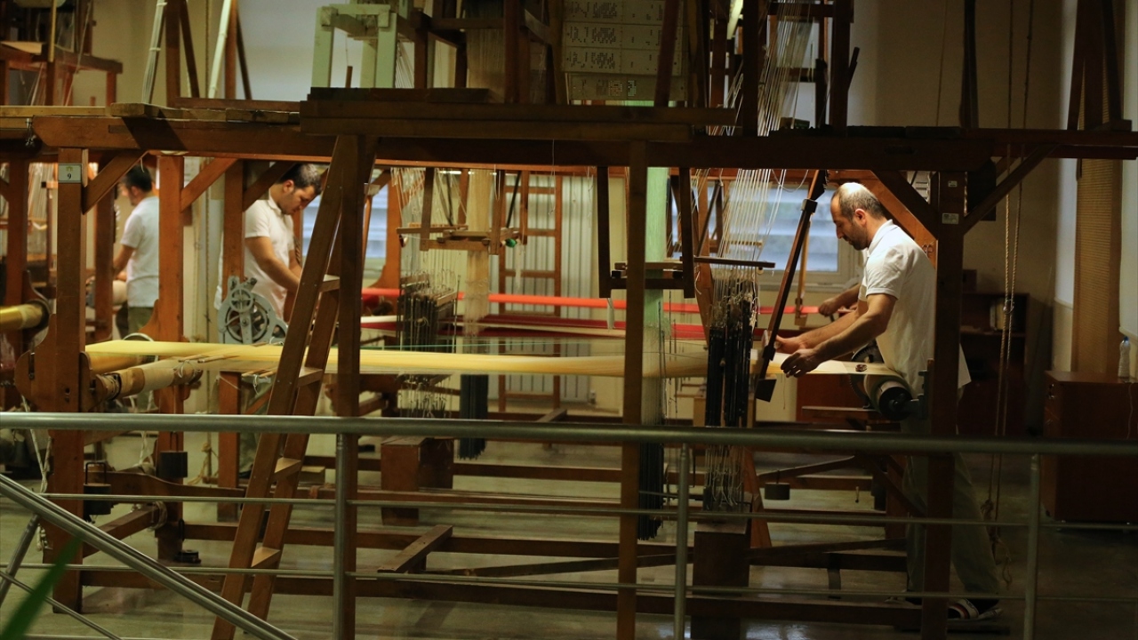 Osmanlı döneminde bayramlaşma törenlerinin yapıldığı Dolmabahçe Sarayı`ndaki Muayede Salonunun zeminini süsleyen 124 metrekarelik yekpare Hereke halısı, bugün yerli ve yabancı binlerce turistin ilgisini çekiyor.