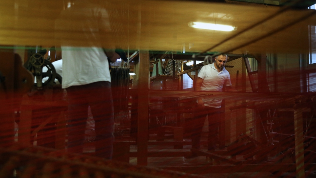 TBMM Milli Saraylar Hereke Halı ve İpekli Dokuma Fabrikası Müdürü Emine Günaydın, fabrikanın ürettiği ürünlerin dünyaca ünlü olduğunu söyledi.