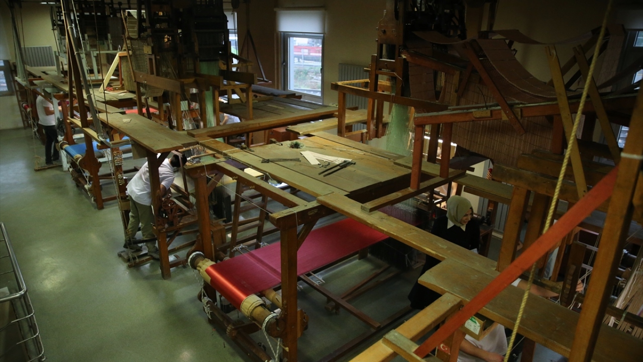 Bir kişinin yaklaşık 3 ayda bir metrekare halı dokuyabildiğini belirten Günaydın, metrekaresinde 360 bin düğüm olduğu için emeğin yoğun olduğunu kaydetti. 