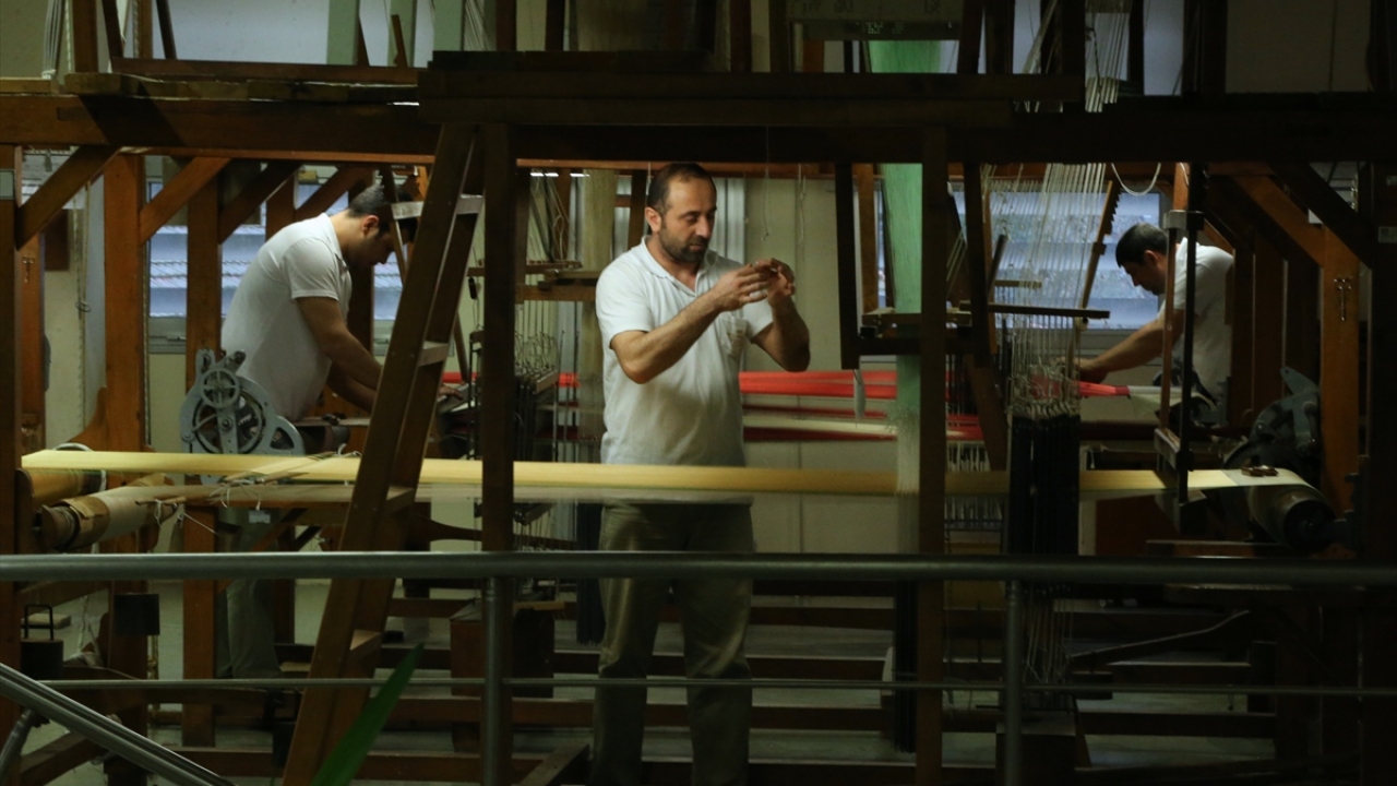 Fabrikadaki kadife kumaş dokumacısı Hasan Kahraman da özel bir dokuma şekli bulunan ipekli çakma kadife ortaya çıkardıklarını belirterek, dokumada jakar ve armül mekanik sistemi kullandıklarını kaydetti.