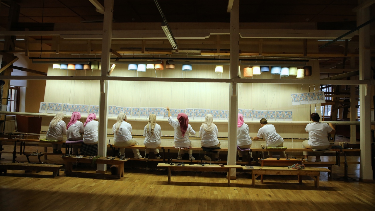 Osmanlı Devleti`nin son yüzyılında saray hayatının en önemli unsurlarından biri olan Hereke Dokuma Fabrikası, dokumacılık sanatını yeniden canlandırmak için 1843 yılında Sultan Abdülmecid döneminde "Hereke Fabrika-i Hümayunu" adıyla kuruldu.