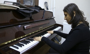 İşitme, konuşma, görme engelli Arzu'nun piyano yeteneği