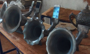 Ürettiği gramofon hunisi telefonlara hoparlör etkisi veriyor