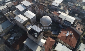 Güneş enerjisiyle kendi elektriğini üreten Mevlana Camii