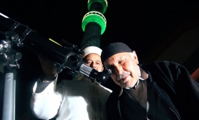 Caminin çatısına kurulan teleskopla gökyüzünü izliyorlar