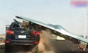 Avustralya'da tabela otobanda ilerleyen aracın üzerine düştü